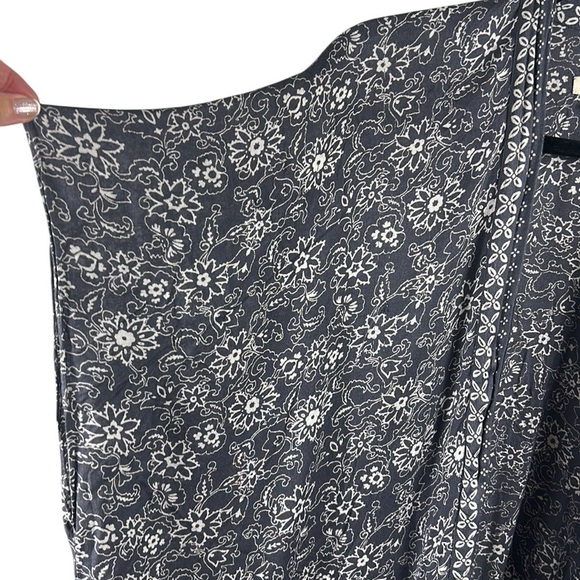 LOFT Gray and White Floral Patterned Kimono Size M/L - Picture 3 of 5